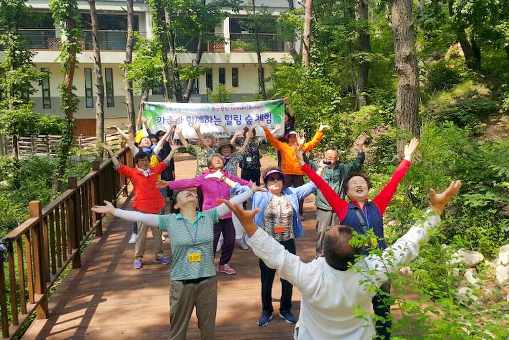 치매환자와 가족이 함께하는 오도산 숲 체험 