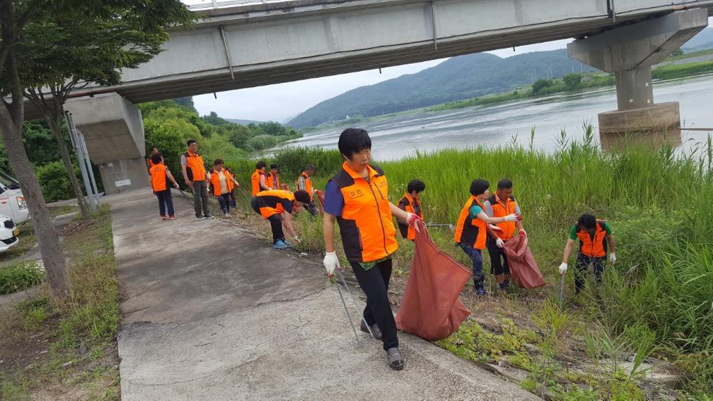 율곡면 장마철 대비 하천변 쓰레기 집중 수거