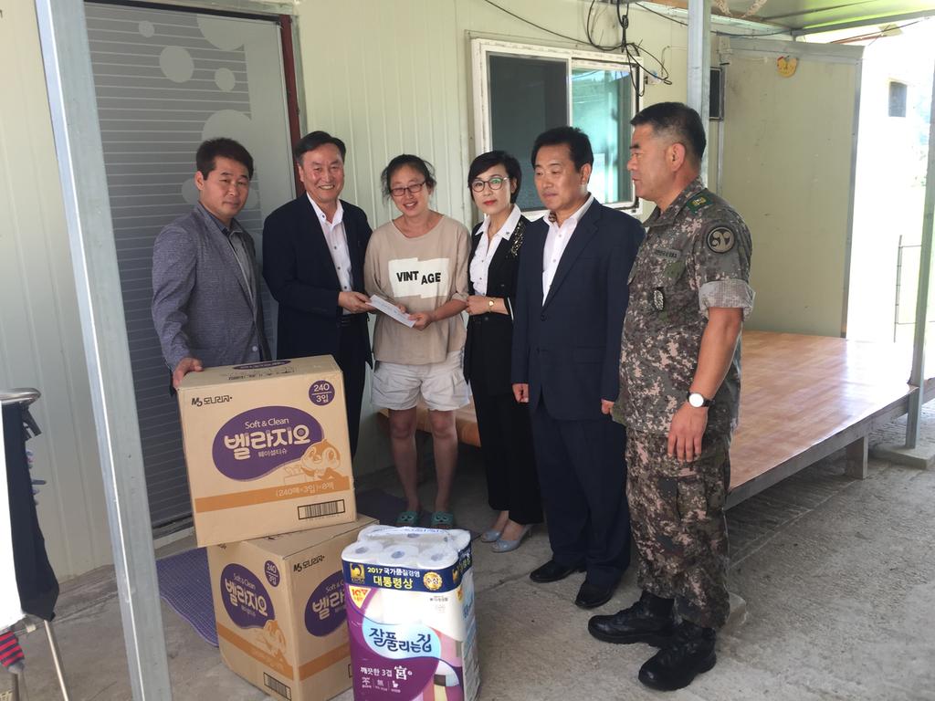 삼가면 기관장들 7번째 출산 다둥이 가구 축하 방문 격려