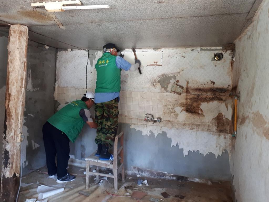 합천읍 새마을협의회 사랑의 집 고쳐주며 구슬땀 흘려 