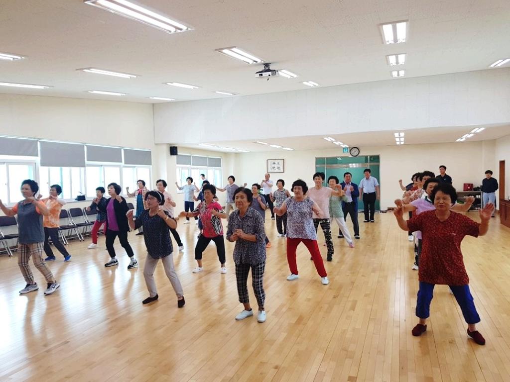 쌍책면, 어르신 건강체조 격려 방문