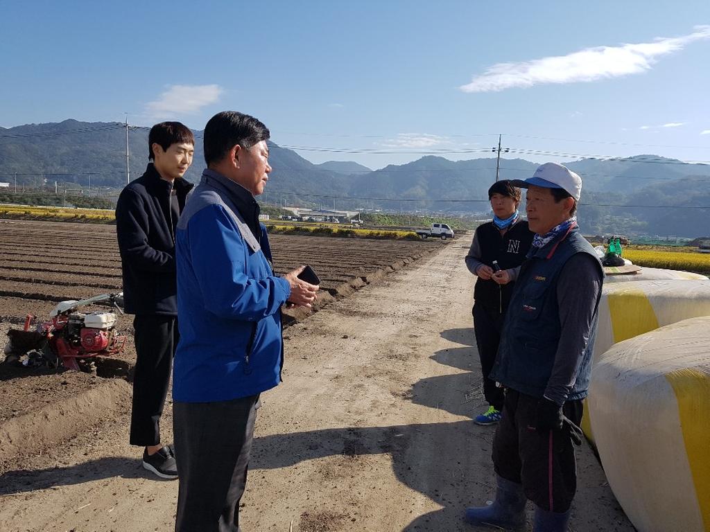 야로면, 농번기 들판에서 주민의견 청취