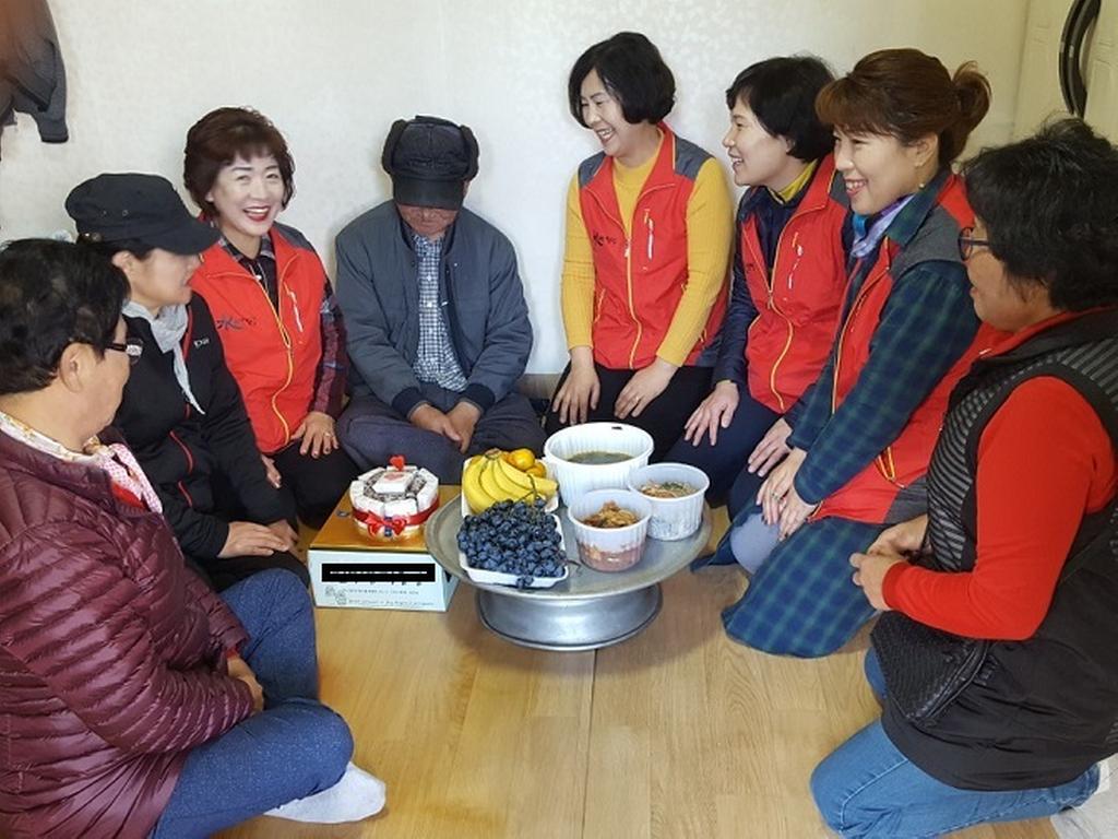 율곡면 자원봉사회, '홀몸 어르신 생신상 차려드리기' 행사 가져