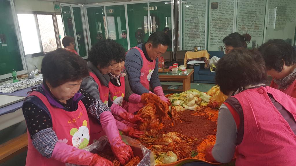 합천군 덕곡면 자원봉사회, 사랑의 김장담그기 행사 펼쳐