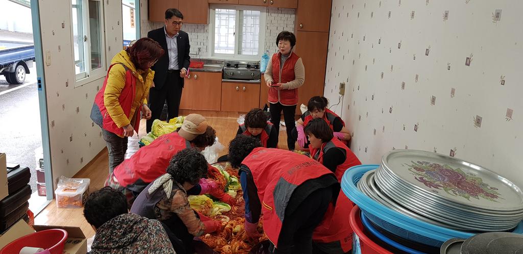 초계면 자원봉사회 '사랑의 김장 담그기' 행사 펼쳐