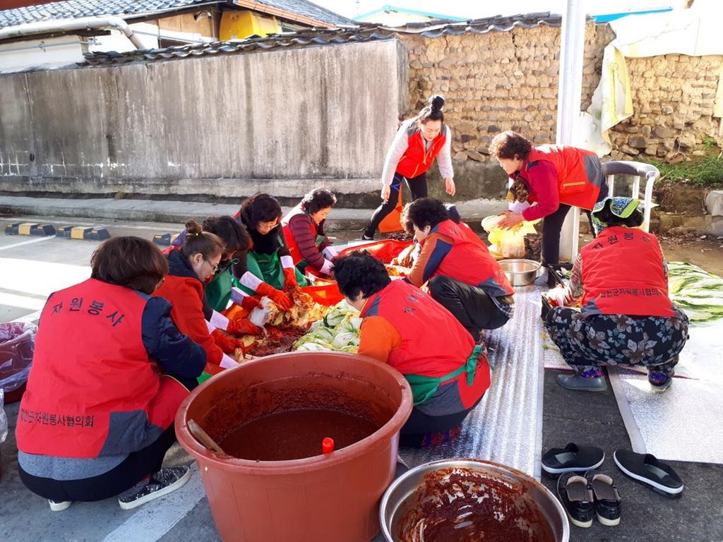 적중면 자원봉사회 '사랑의 김장 나누기' 행사 실시