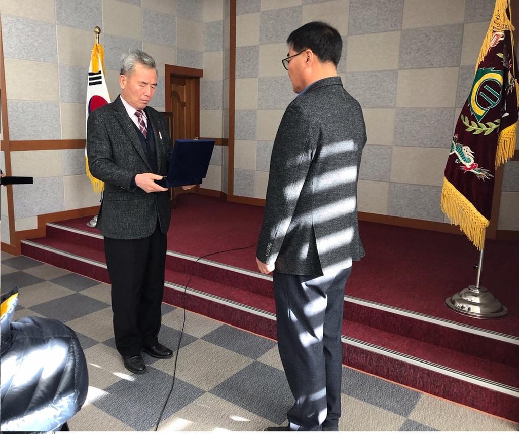 묘산면 사회단체, 김해식 과장에게 감사패 전달