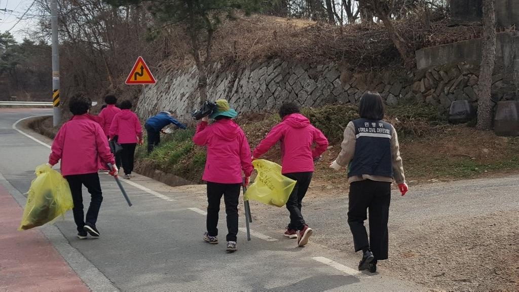 합천군 용주면 주부민방위기동대 벚꽃마라톤 코스 환경 정화 활동 실시