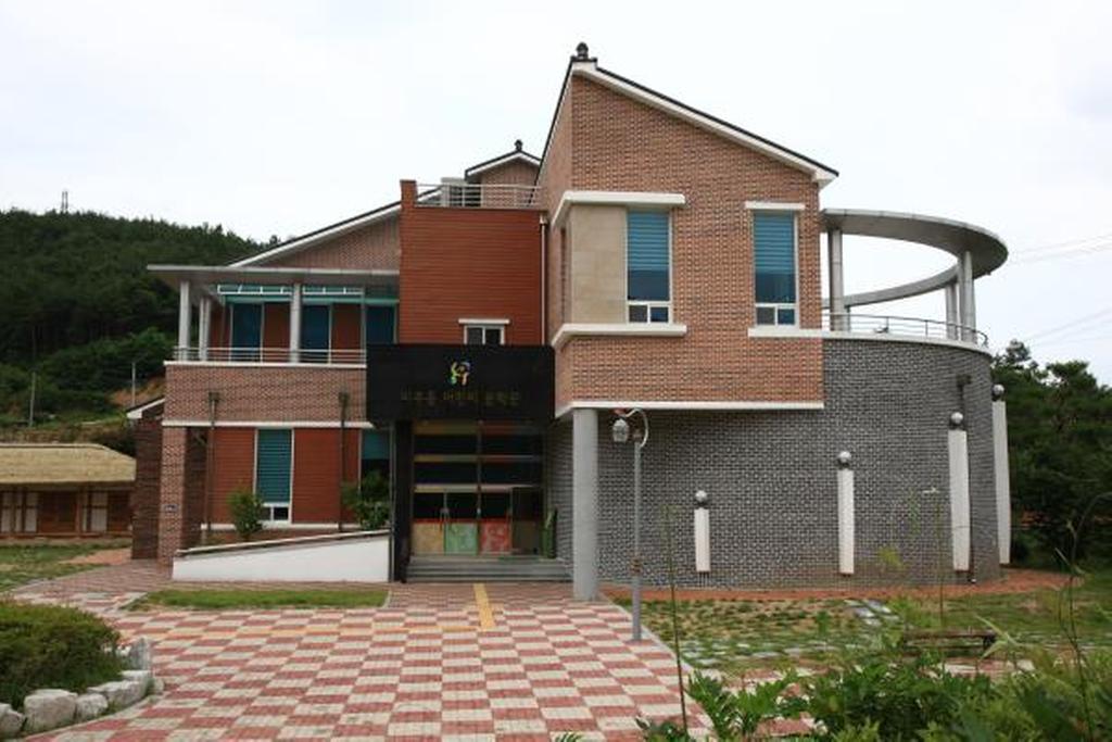 이주홍 어린이문학관 시인의 마을 운영