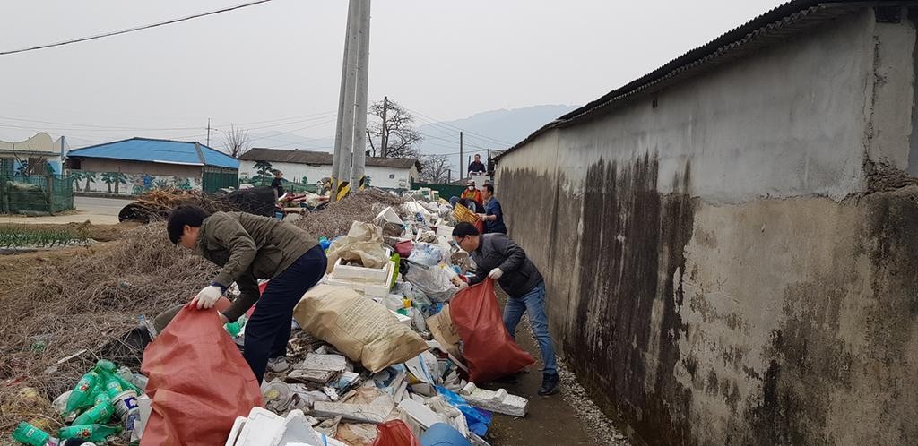 초계면, 독거노인가구 쓰레기 청소 봉사활동 가져