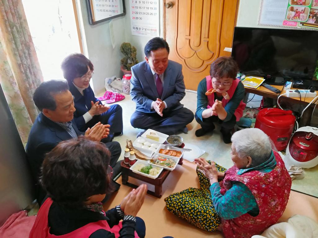 덕곡면, 홀로어르신과 함께하는 ‘행복한 생신잔치’ 열어