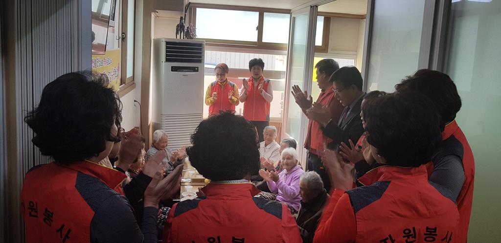 쌍책면 자원봉사회 어려운 노인 생신상 차려드려