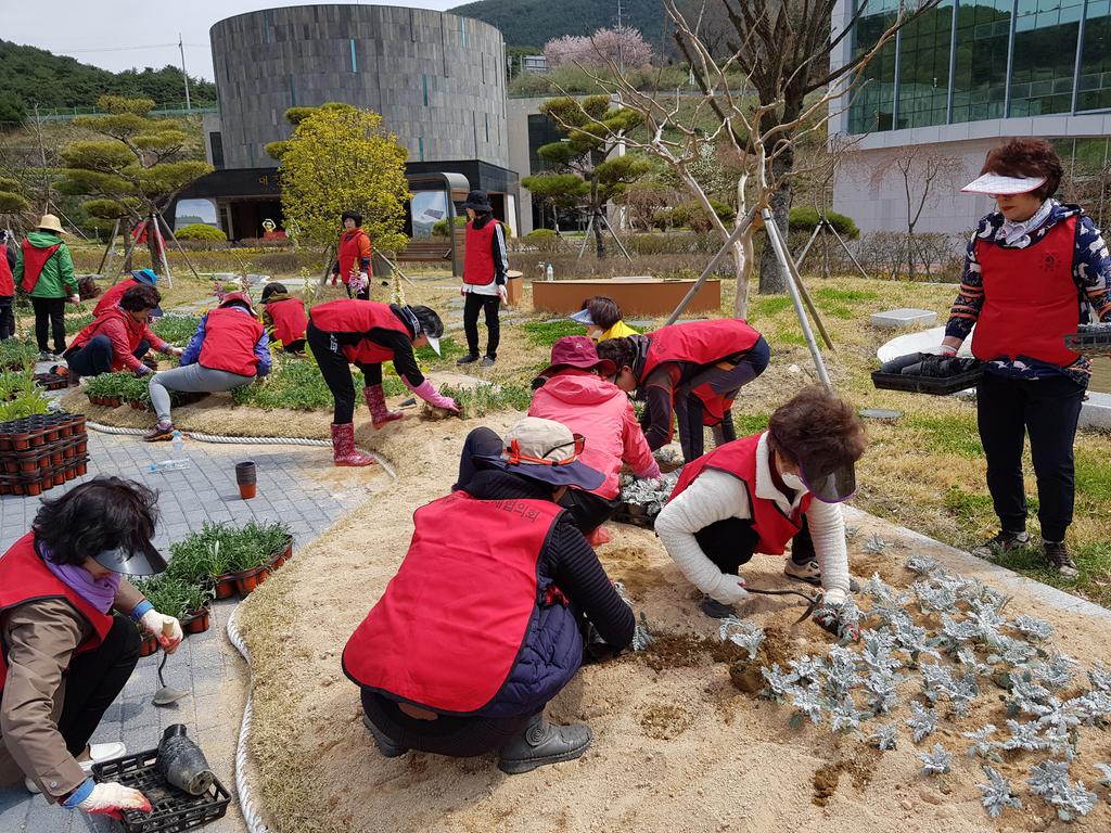 합천군 여성단체협의회, 봄꽃 식재 봉사활동 펼쳐