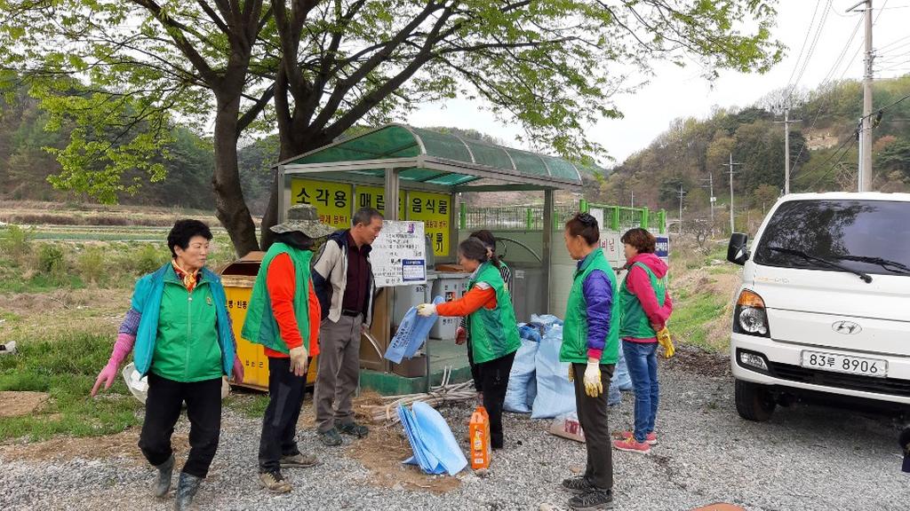 묘산면새마을지도자협의회, 영농폐비닐 수거