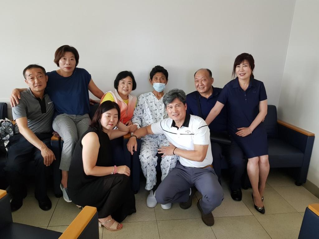 용호초등학교 제27회 동기회, 동기생 간이식 수술비 2900만원 성금 전달