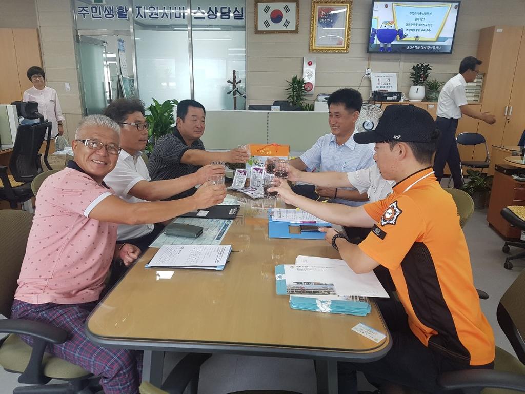 적중면사무소 방문주민 양파즙 제공