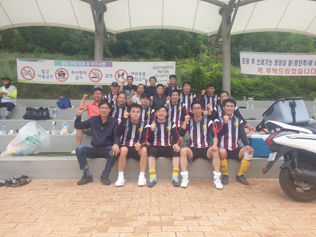 덕곡면장, 축구회 연습현장 방문 선수단 격려