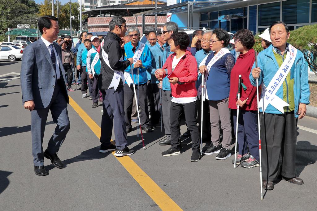합천군, 시각장애인‘흰 지팡이의 날’기념 거리 캠페인 펼쳐
