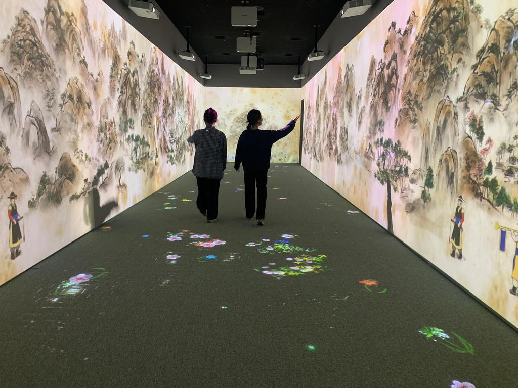 인터랙티브 미디어아트, 색채와 빛으로 관람객들을 사로잡다!