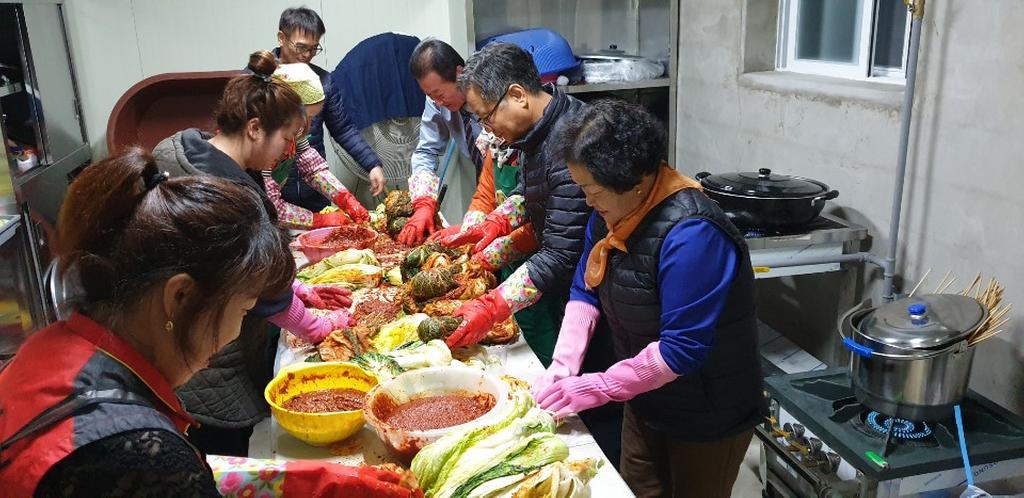 율곡면 자원봉사회 ,사랑의 김장 담그기 행사 가져