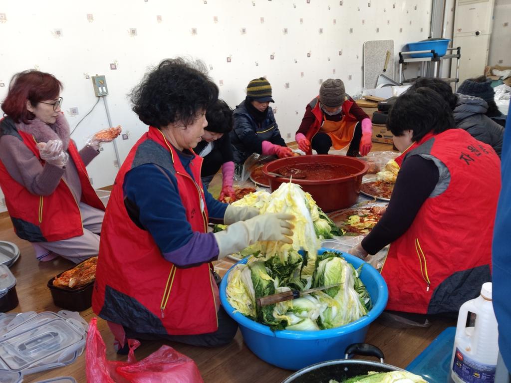 초계면 자원봉사회, ‘사랑의 김장’행사 가져