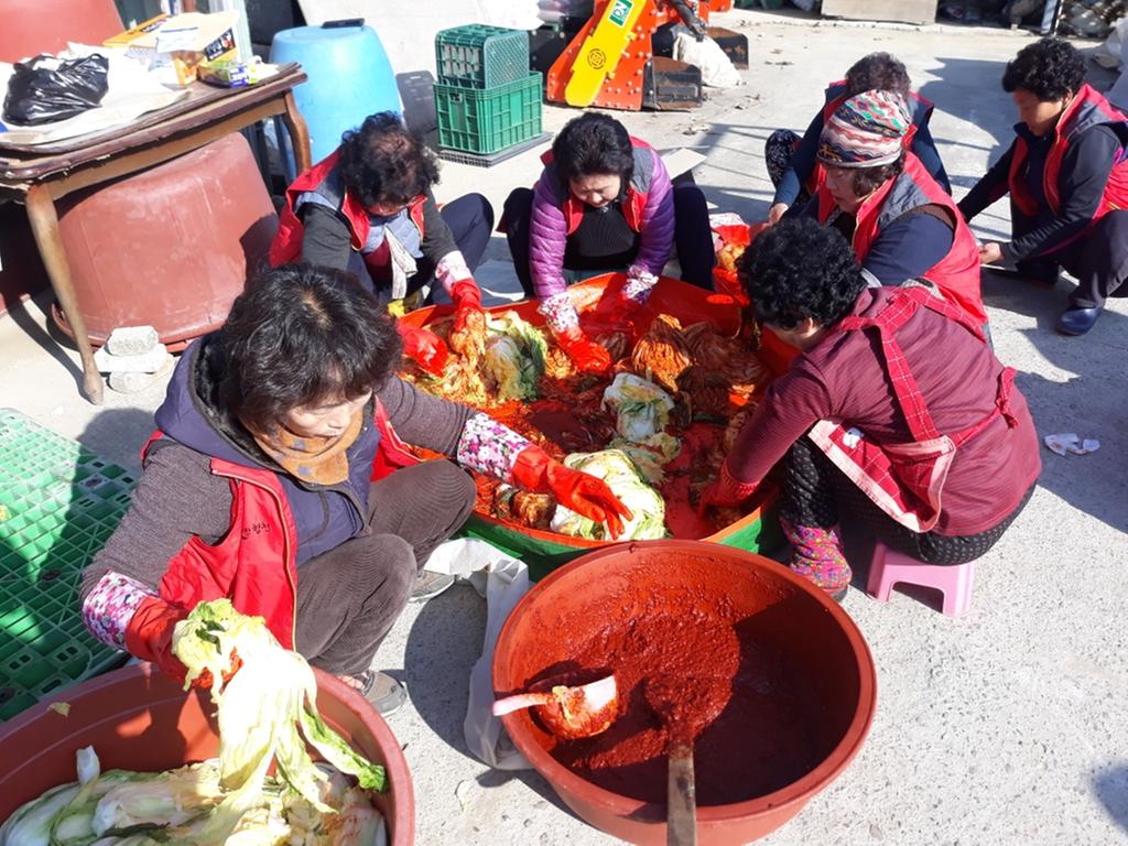 적중면 자원봉사회, 사랑의 김장 나눔  행사로 이웃 사랑 실천