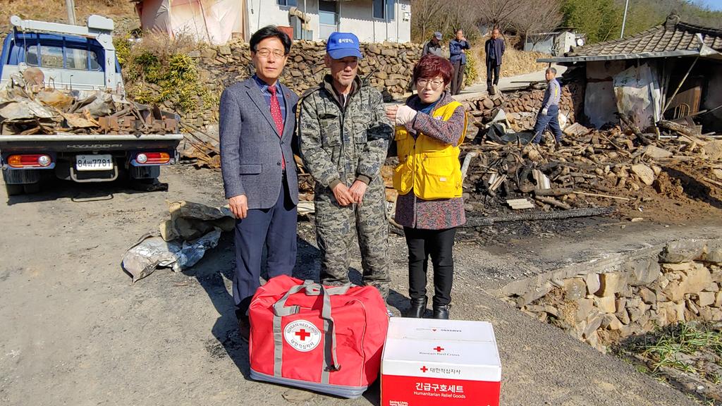 쌍책면적십자회 화재발생 가구 긴급구호품 전달