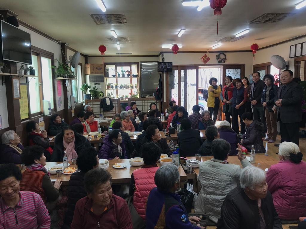 용주면 자원봉사회 어려운 노인 목욕봉사 실시