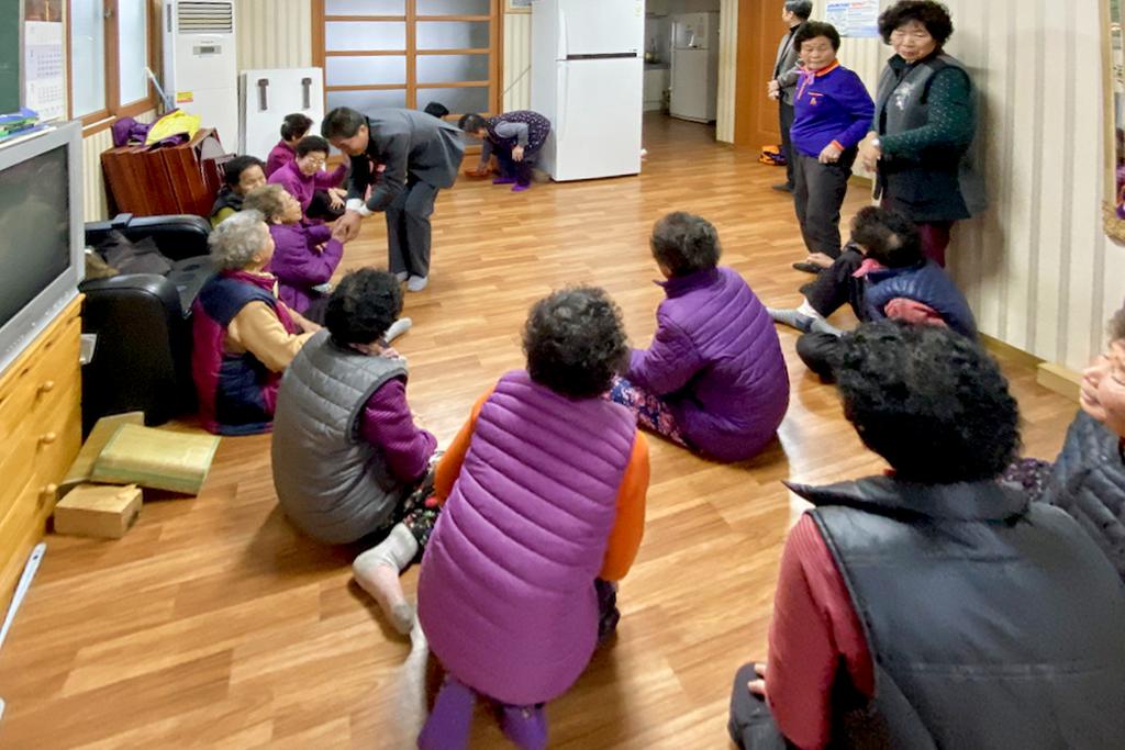 김윤곤 봉산면장 설 명절 후 경로당 위문 방문