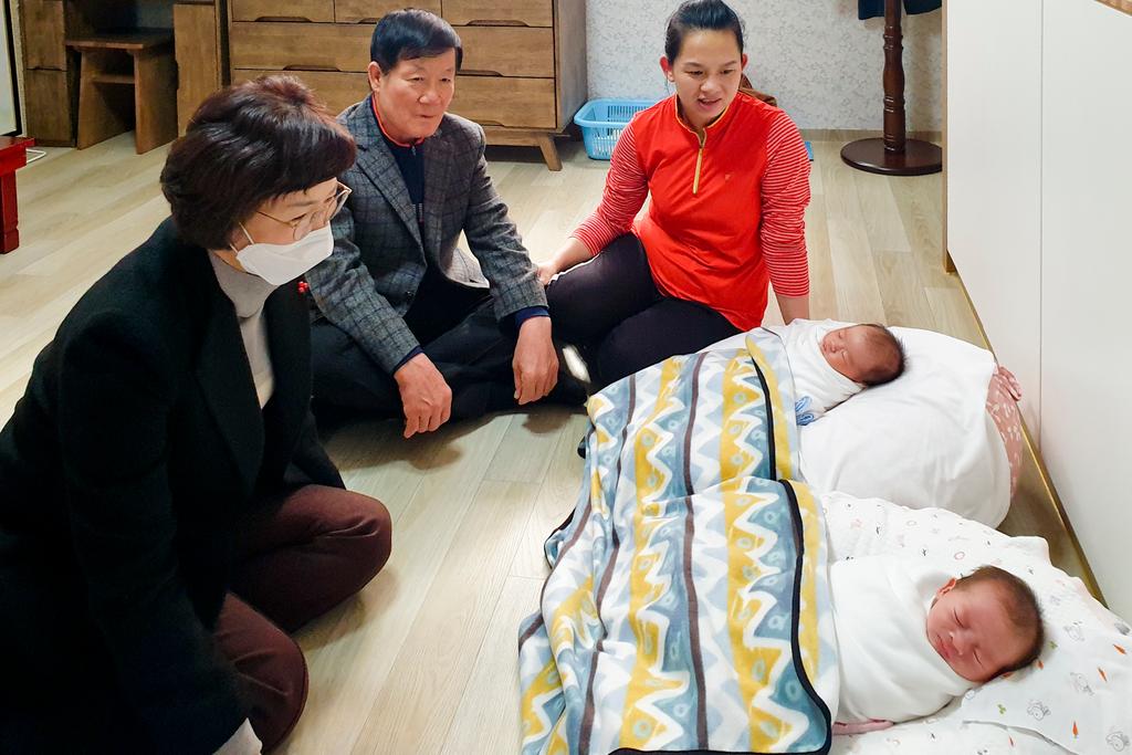 대병면, 쌍둥이 울음소리에 함박웃음