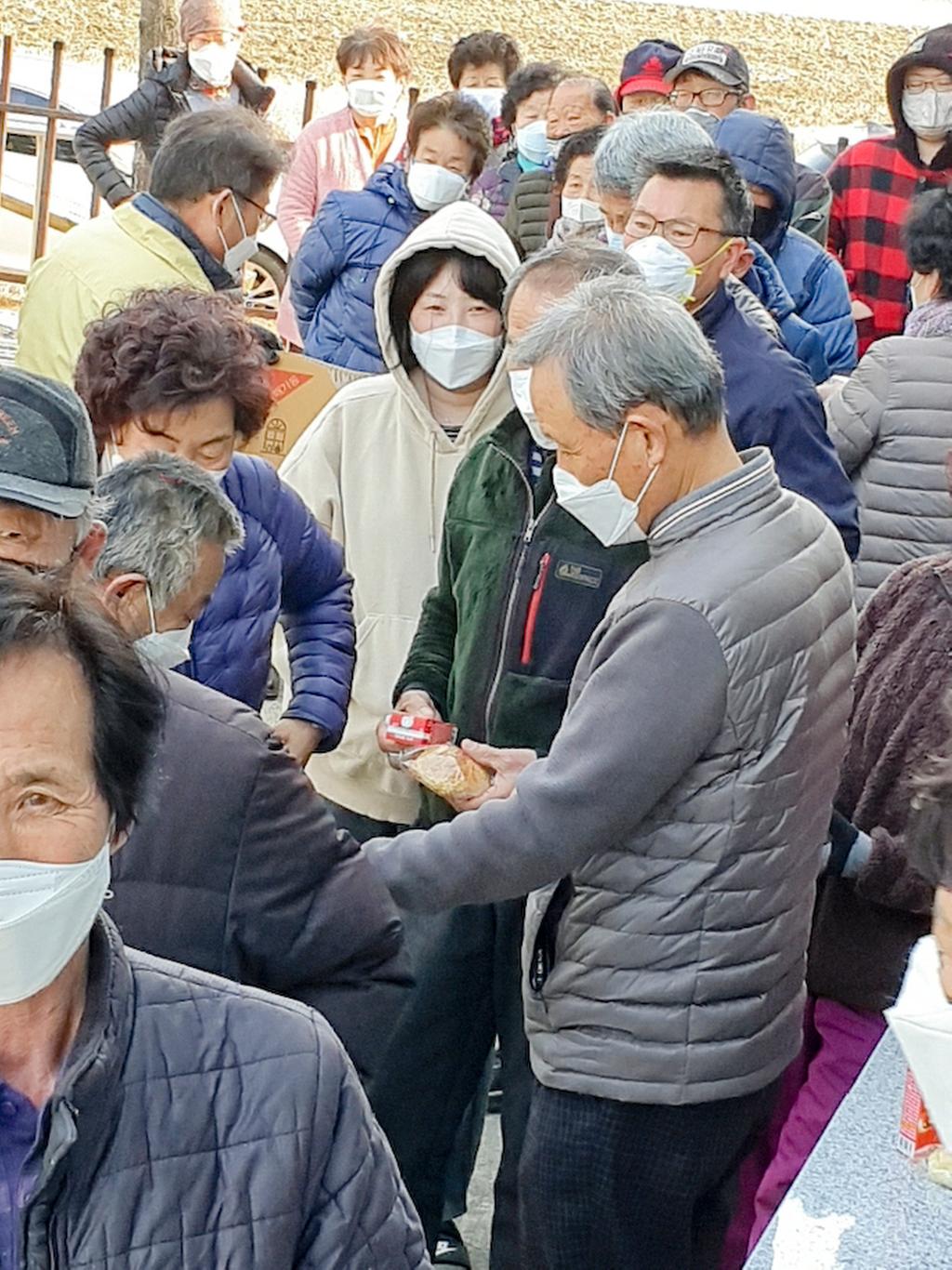 적중면 정문식 주민자치위원장,  빵과 우유 기부