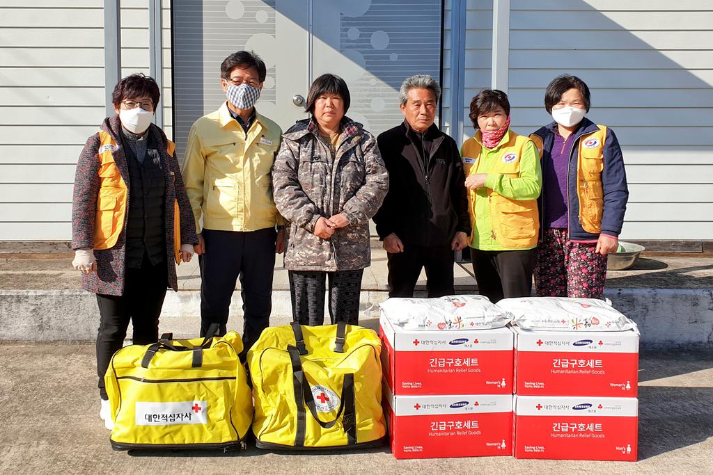 쌍책면적십자회 화재발생 가구 긴급구호품 전달