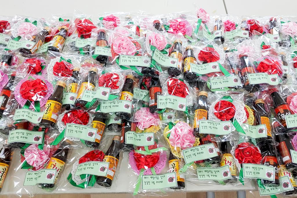 합천군 치매안심센터, 가정의 달 맞아 카네이션 전달