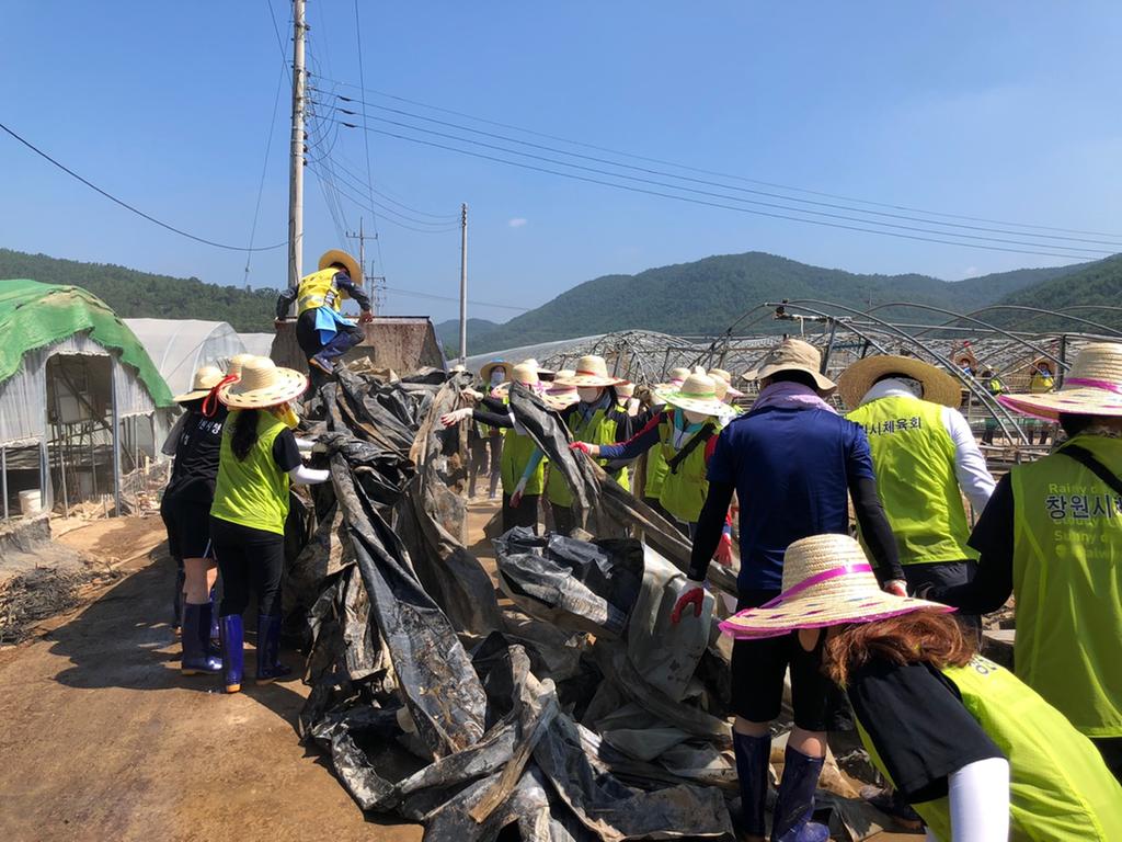  창원시 체육회 관계자, 수해복구지원 구슬땀 