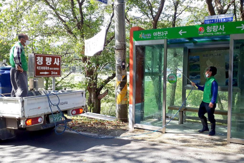 가야면 새마을 지도자 협의회 추석맞이 버스 승강장 대청소 실시