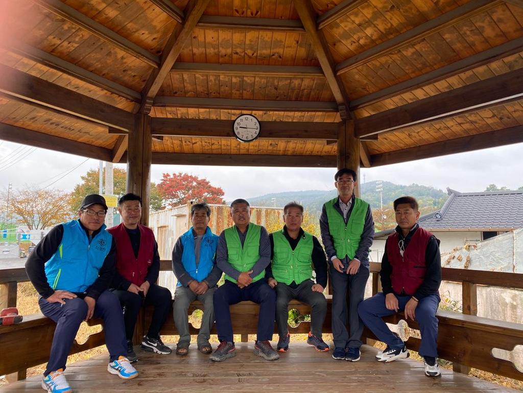 AT양천모임 마을정자 및 버스승강장 시계달아들이기 행사 가져