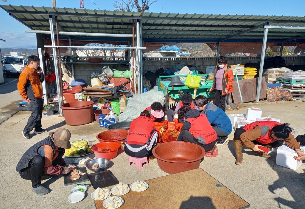 적중면 자원봉사회 행복 전하는 김장김치 나눔 행사 펼쳐