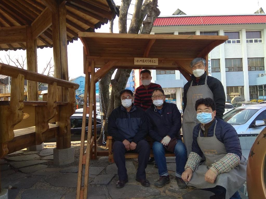 마을지기목공소, 직접 제작한 그네 기증