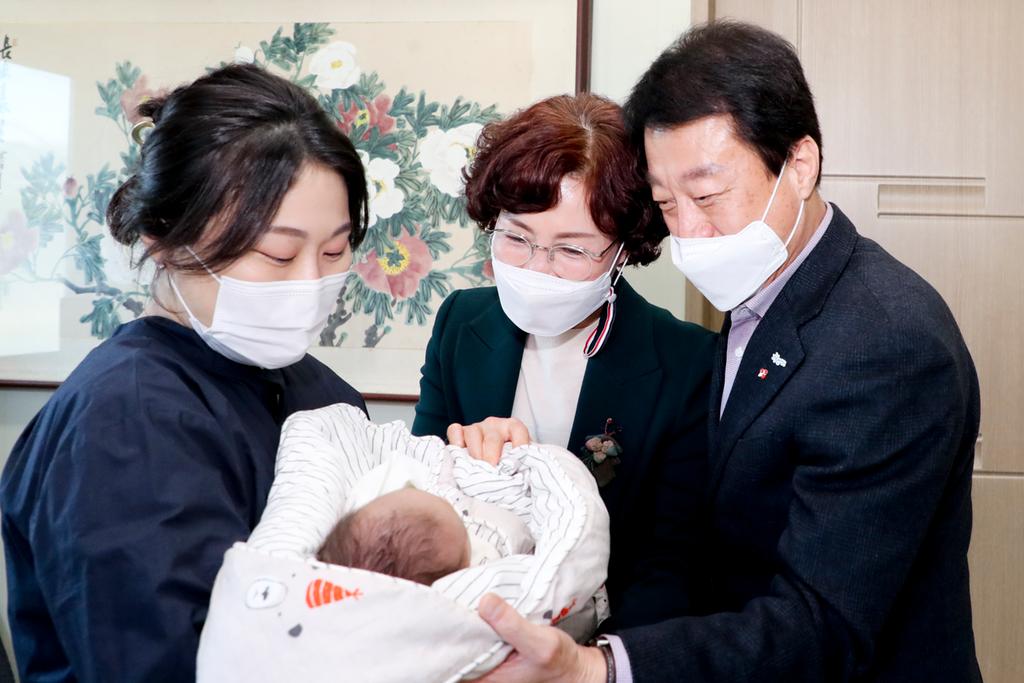 합천군, 2021년 첫 아이 출산 축하 방문
