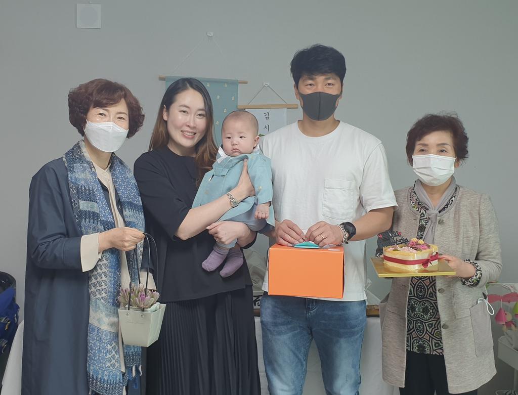 수제 떡케이크로 전하는 출산 축하의 마음