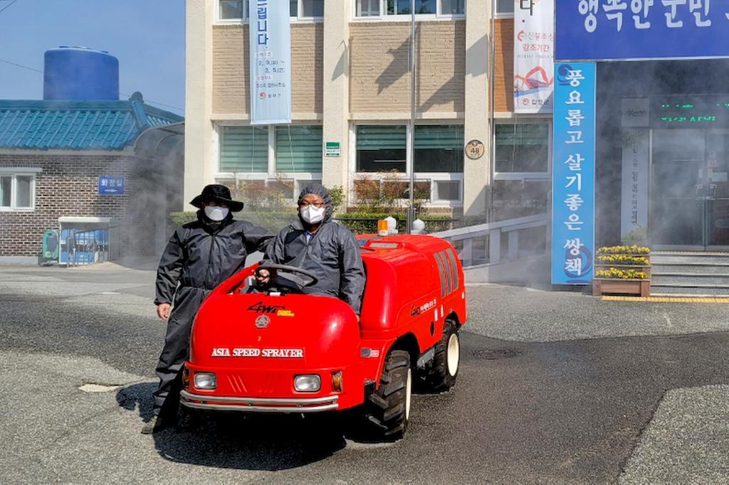‘코로나야 물렀거라 !’쌍책면 청년회 코로나19 예방을 위한 관내 방역 실시