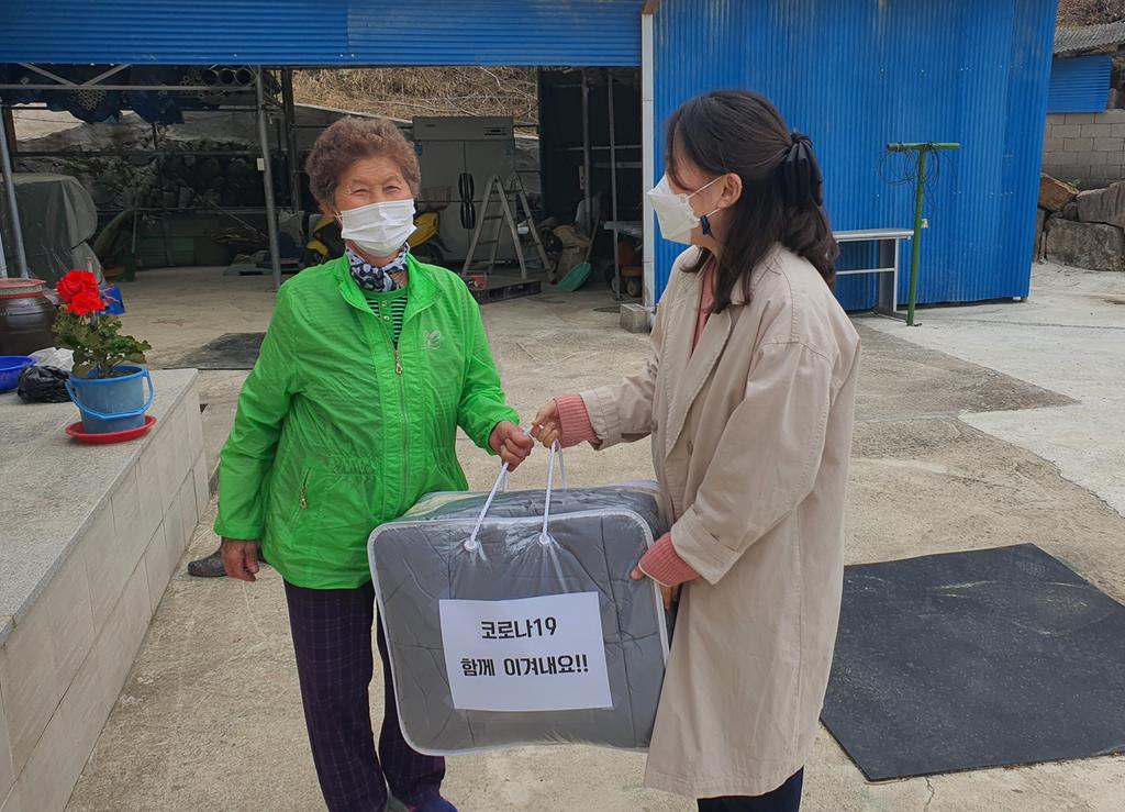 합천읍 지역사회보장협 노상도 위원장 사랑의 이불 90채 기탁