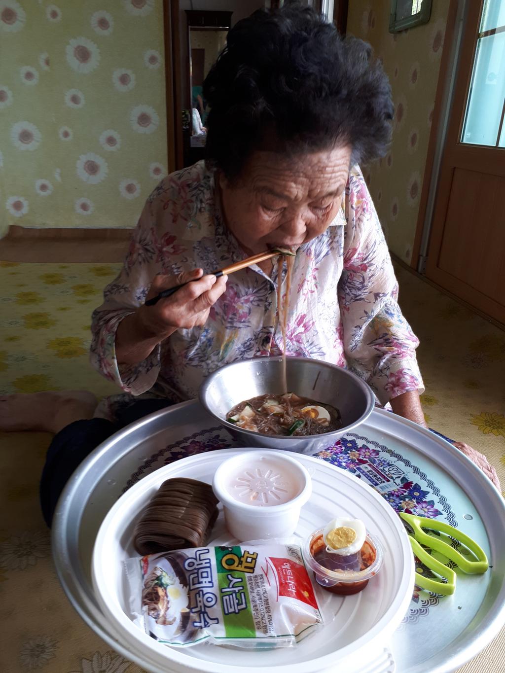 합천노인통합지원센터, 맞춤돌봄가구에 냉면 제공
