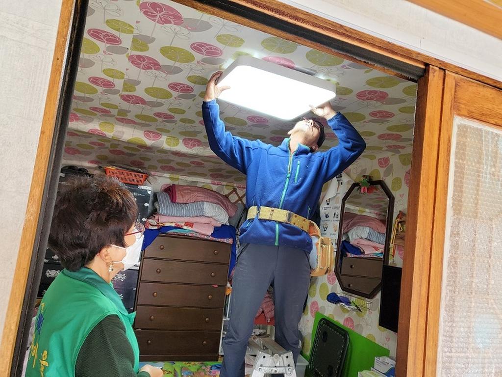 가야면 새마을협의회․부녀회, 사랑의 LED 등 달아주기 봉사실시
