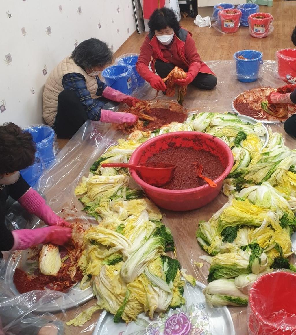 초계면 자원봉사회‘사랑의 김장 나눔 행사’열려