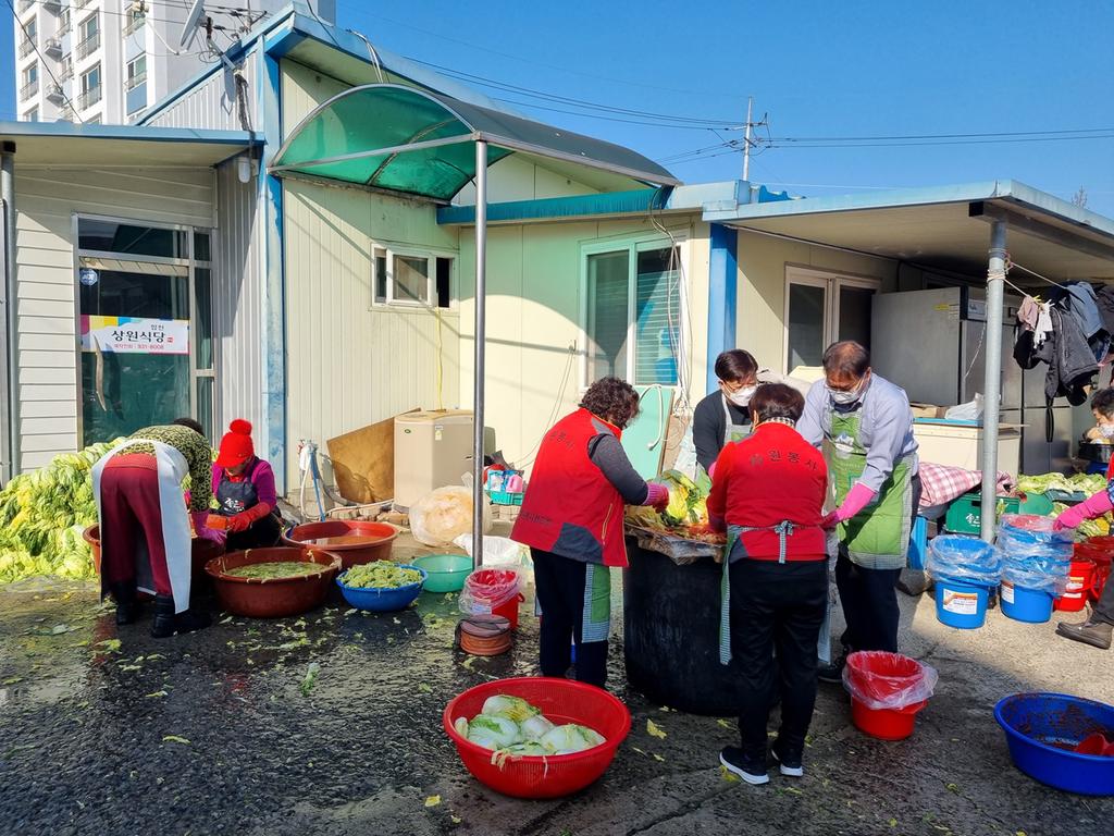 합천읍 자원봉사회‘사랑의 김장담그기’봉사