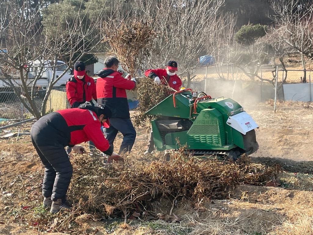 덕곡면, 영농부산물 파쇄로 ‘산불 예방’