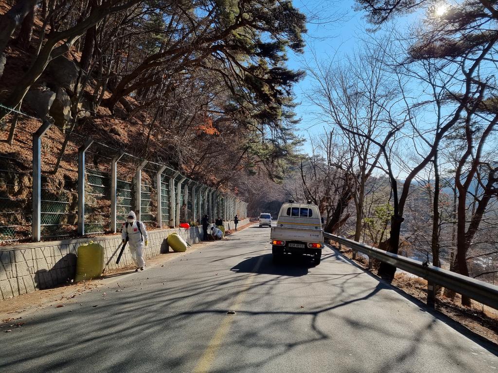 합천군 가야면 도로변 낙엽제거 및 환경정화활동으로 산불예방에 총력