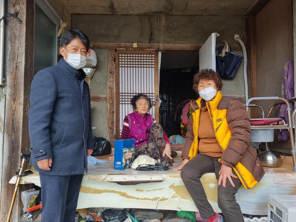봉산면 자원봉사회 설 맞이 홀로 어르신 떡 나눔 봉사