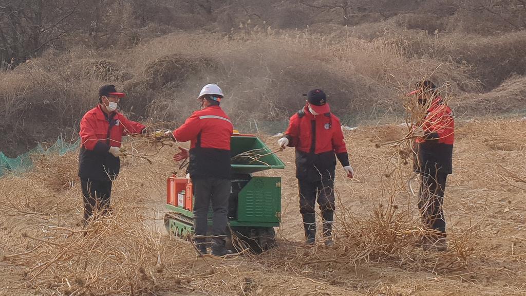 덕곡면, 영농부산물 파쇄로 ‘산불 사전 차단’